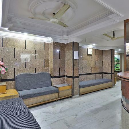 Spot On Hotel Decent Ānand 外观 照片