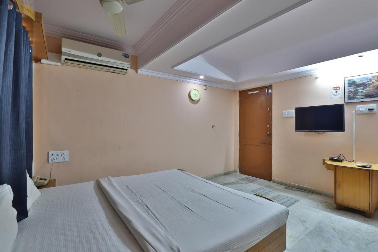 Spot On Hotel Decent Ānand 外观 照片