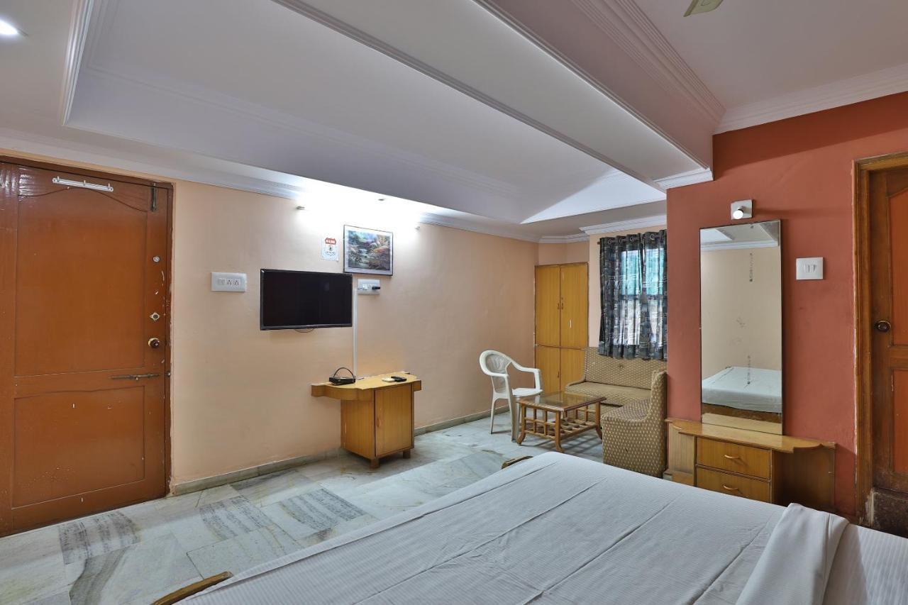 Spot On Hotel Decent Ānand 外观 照片