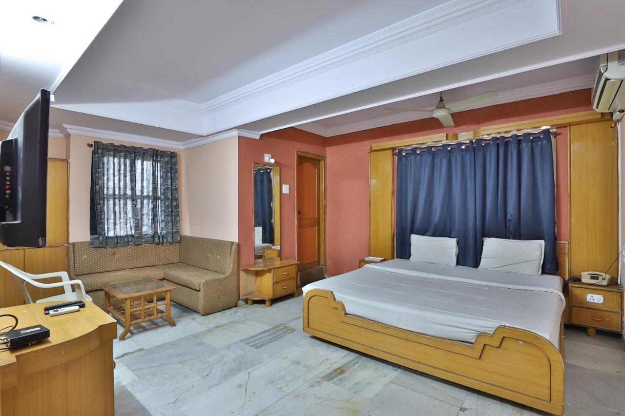 Spot On Hotel Decent Ānand 外观 照片