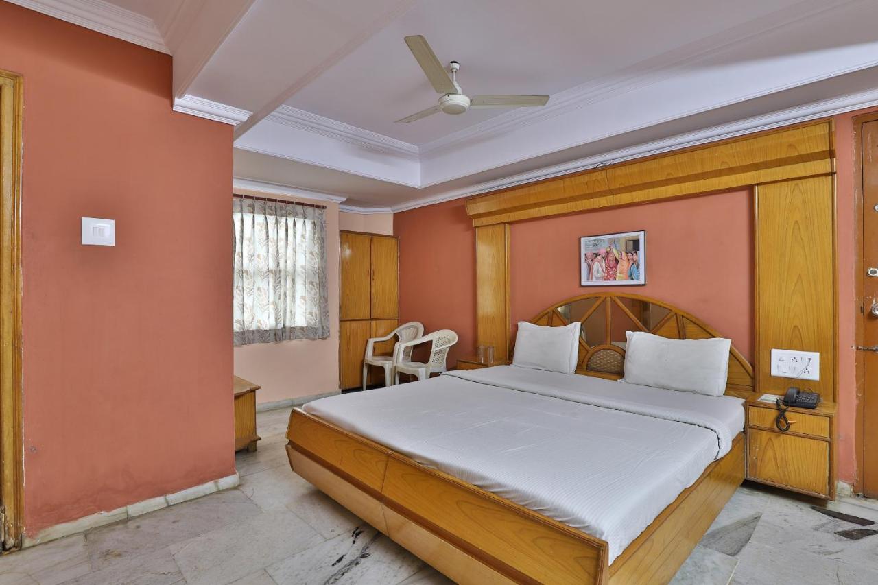 Spot On Hotel Decent Ānand 外观 照片