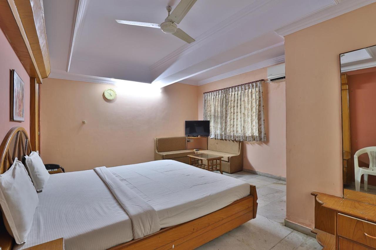 Spot On Hotel Decent Ānand 外观 照片