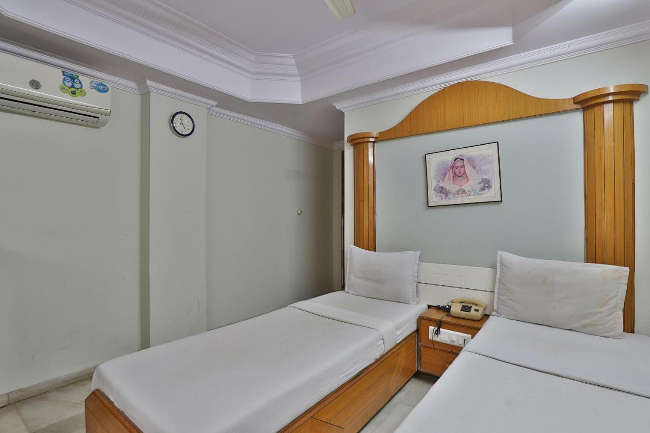 Spot On Hotel Decent Ānand 外观 照片